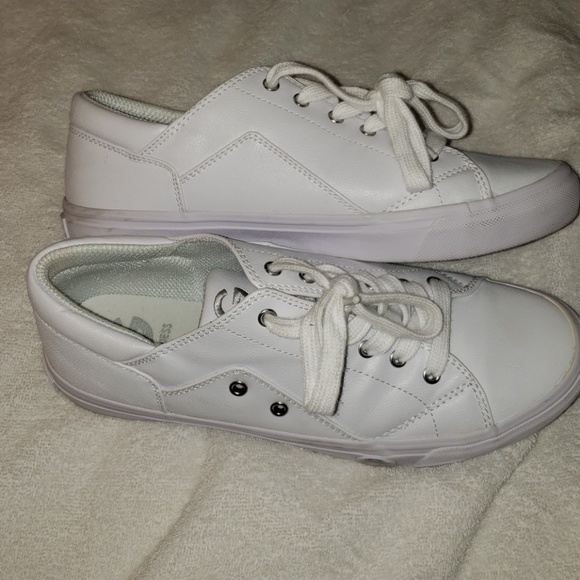 🚫SOLD Guess Shoes - Picture 3 of 5